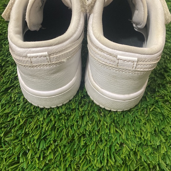 Jordan 1 Low Triple White GS - Picture 3 of 6